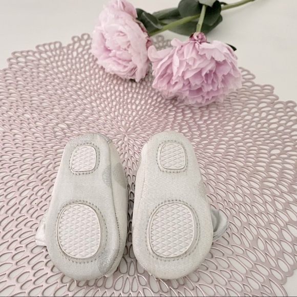 🌸3/$30🌸 Cute Baby Gap and Carter’s bundle - Picture 9 of 11